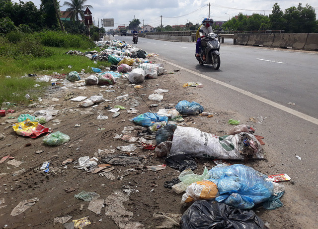 Nhiều đống rác thải nằm trên tuyến quốc lộ 1A thuộc địa bàn huyện Tư Nghĩa. Rác vương vãi khắp nơi lại gặp thời tiết mưa nắng thất thường nên phân hủy mạnh bốc mùi hôi thối.