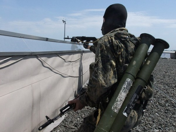 Một dân quân Donetsk được trang bị tên lửa phòng không vác vai. (Nguồn: Itar-Tass)