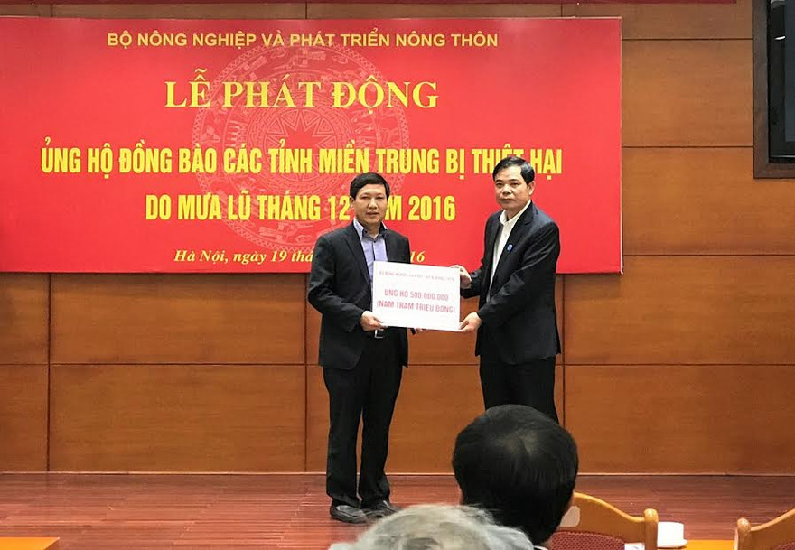 Bộ trưởng Nông nghiệp phát động ủng hộ đồng bào miền Trung bị lũ lụt