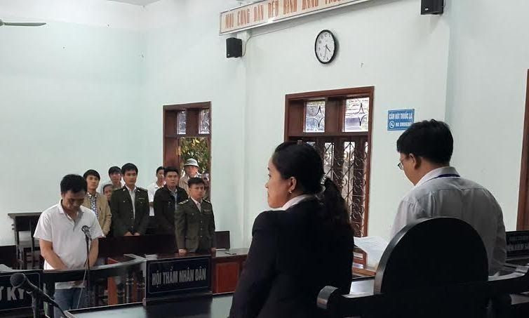 Bị cáo Tuấn trước vành móng ngựa.