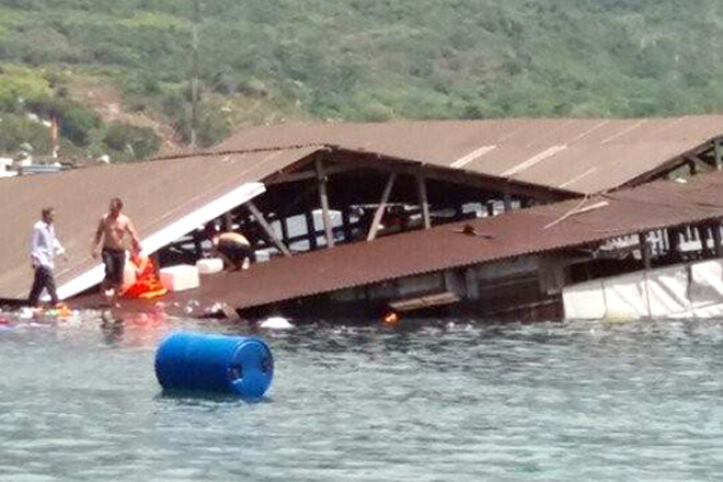 Nhà hàng nổi bị chìm. Ảnh: H.T.