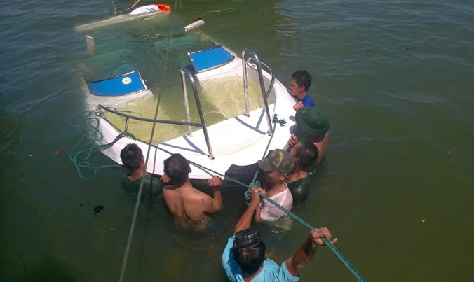 Một trong 3 ca nô bị chìm.