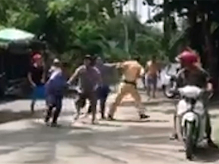 Cảnh sát giao thông bị nhóm thanh niên đánh. Ảnh: Cắt từ clip.