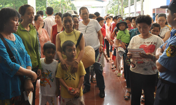Người dân xếp hàng chờ vào cửa.