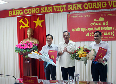 Bí thư Tỉnh ủy Hậu Giang Lữ Văn Hùng trao quyết định và chúc mừng các cán bộ được điều động, bổ nhiệm chức vụ mới.