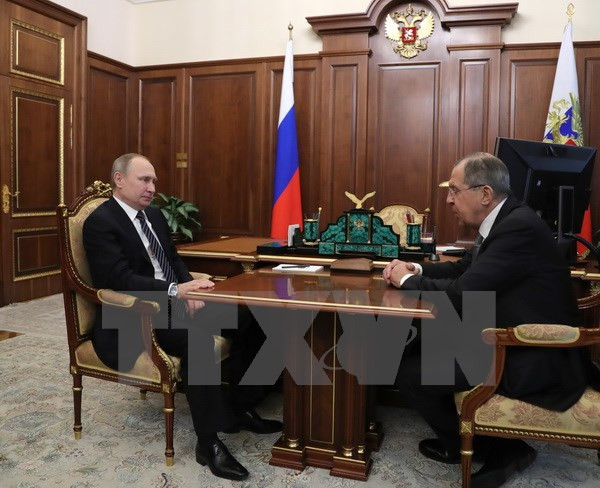 Tổng thống Nga Vladimir Putin (trái) và Ngoại trưởng Nga Sergei Lavrov (phải) trong cuộc gặp tại Moskva ngày 10/2. (Nguồn: AFP/TTXVN)