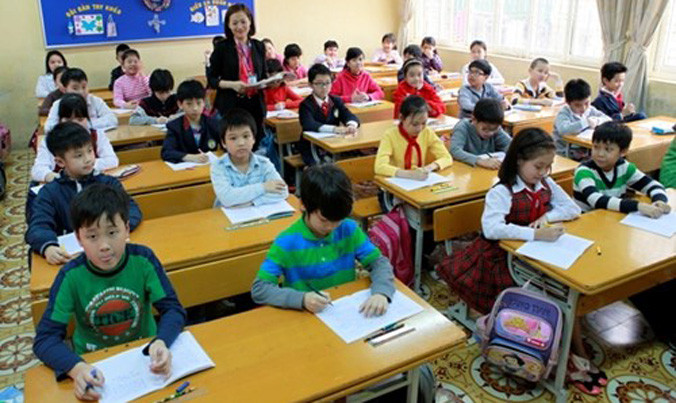 Cô giáo Phan Tuyết cho rằng chương trình bậc tiểu học mới nặng về kiến thức hơn chương trình cũ. Ảnh minh họa: Báo Nhân Dân.