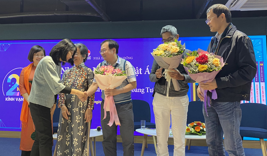 Nhà văn Nguyễn Nhật Ánh ra Hà Nội dự lễ kỷ niệm 25 năm "Kính vạn hoa"