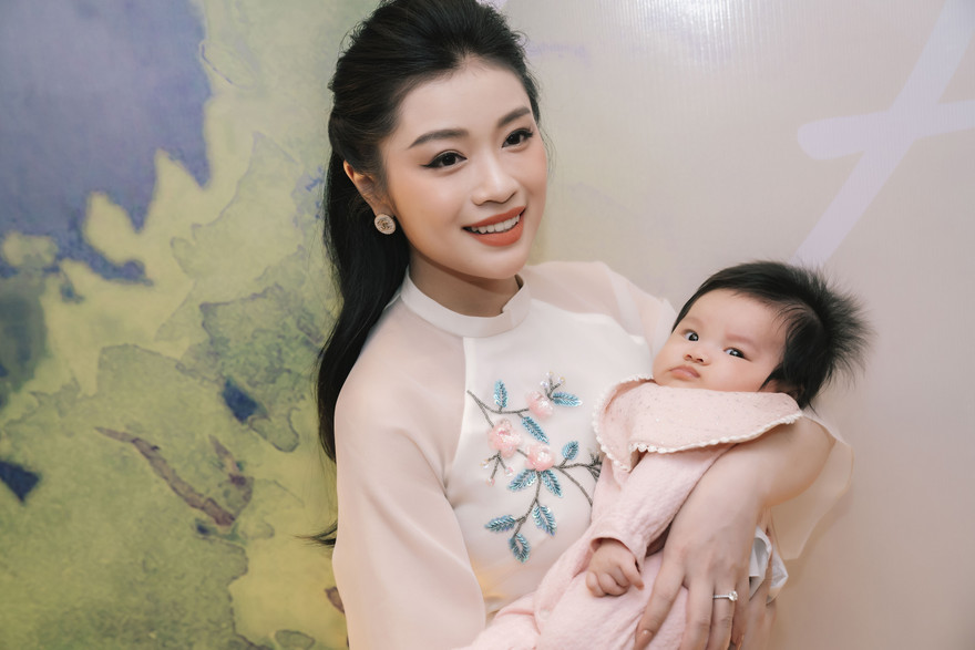 Sao Mai Thu Hằng thừa nhận hát nồng nàn hơn sau khi sinh con