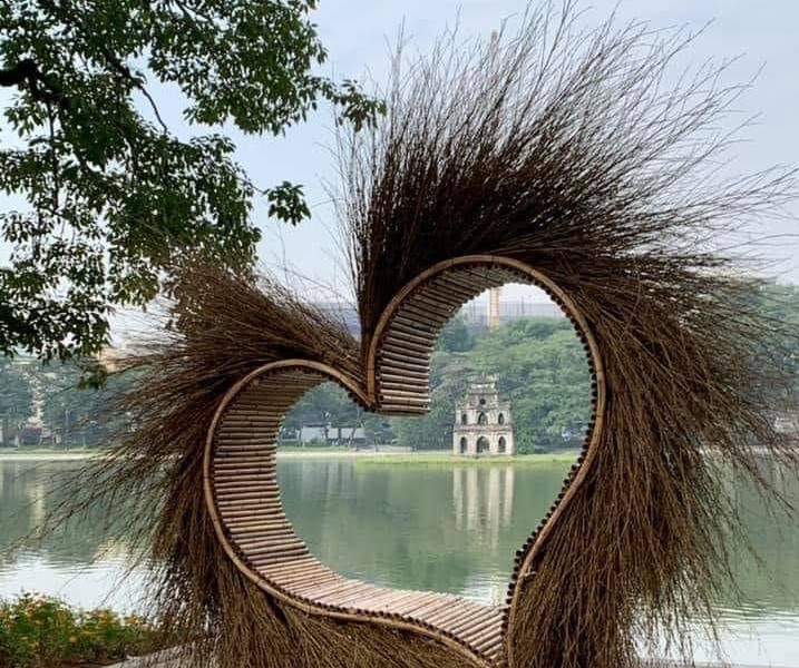 Hình trái tim "quái dị" bên bờ Hồ được mang đi