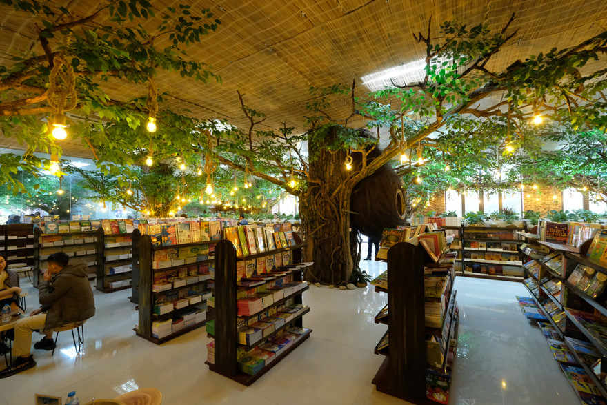 Vườn Tri thức Việt tịa 128 Xuân Thuỷ, Cầu Giấy, Hà Nội