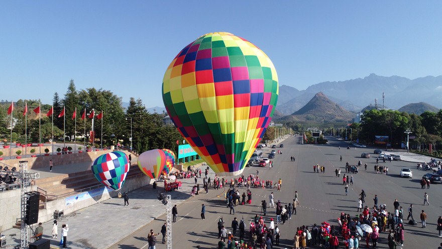 Khai mạc giải đấu dù lượn và hoạt động khinh khí cầu của Lai Châu