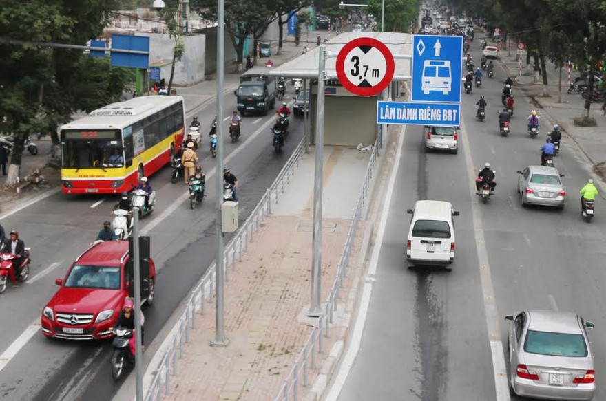 Dựng biển báo cấm đường nhưng giao thông trên các tuyến phố có buýt BRT đang diễn ra ngược lại. Ảnh chụp tại phố Láng Hạ sáng 26/12. 