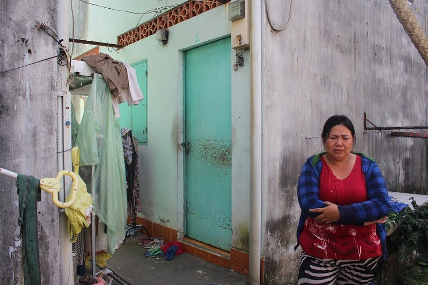 Chị Tuyết lo lắng cho đứa con của bà Điệp đang học cấp 3.