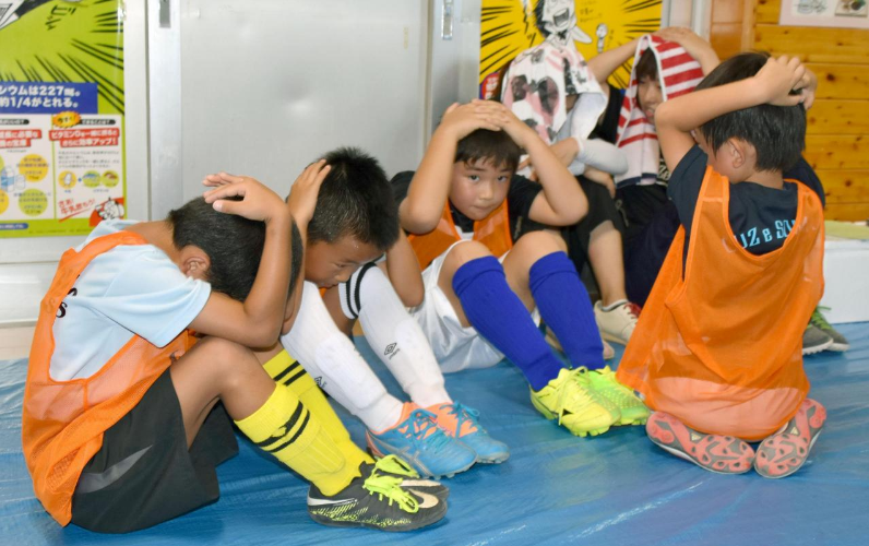 Những học sinh tiểu học tham gia diễn tập phòng chống thảm họa ở thị trấn Kotoura, quận Tottori, Nhật Bản. Ảnh: Kyodo