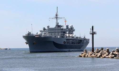 Soái hạm hạm đội 6 của Mỹ, tàu USS Mount Whitney ở Biển Đen. (Nguồn: Sputnik)