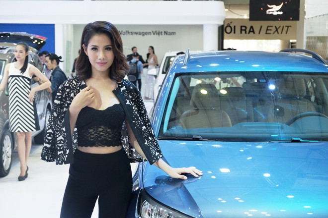 Mê mải với những bóng hồng bốc lửa tại triển lãm ô tô