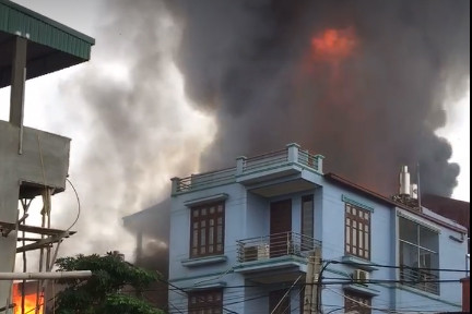 Căn nhà bốc cháy dữ dội.