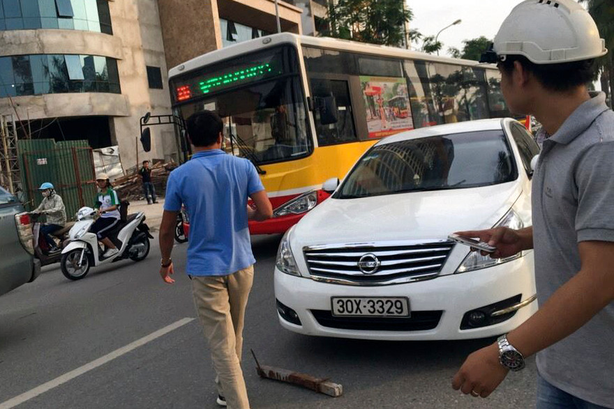 Chiếc ô tô bị thanh sắt rơi trúng.