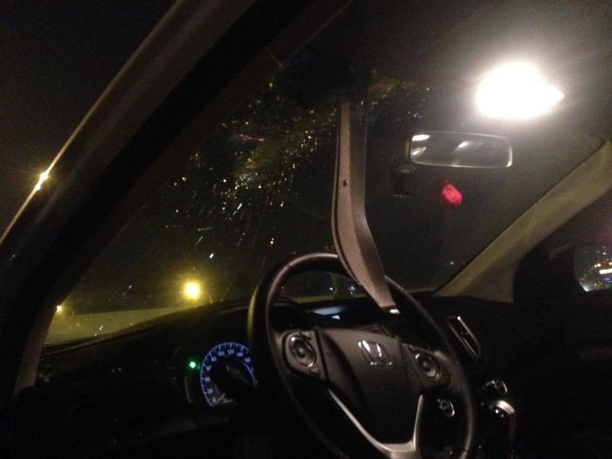 Sắt ở cột đèn đâm xuyên kính ô tô