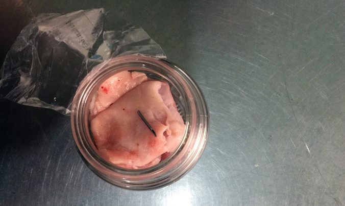 Miếng thịt có găm đoạn kim tiêm.