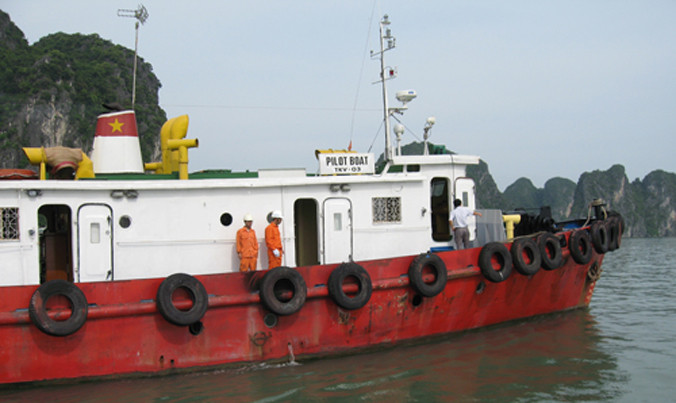 Tàu của Công ty làm nhiệm vụ.