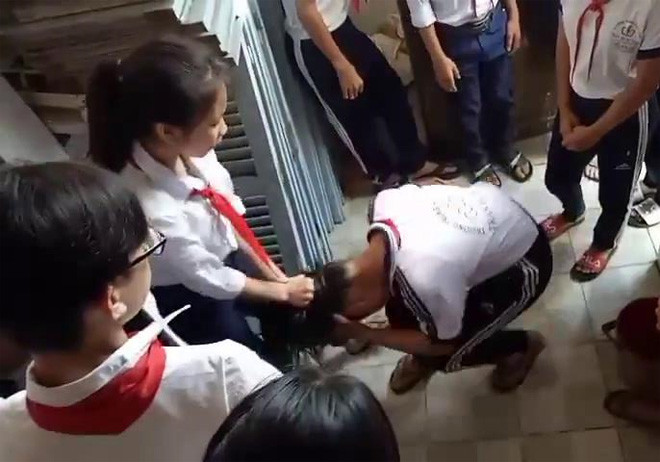 3 nữ sinh chỉ biết ôm đầu khóc, kêu gào thảm thiết. Ảnh cắt ra từ clip
