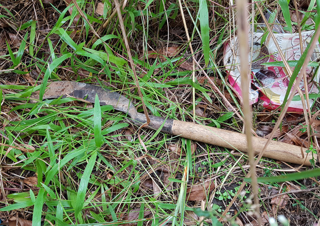 Chiếc rựa mà anh Tú dùng để chém anh Tân. 