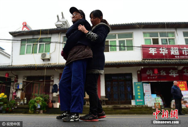 Chị Lu đều đặn ngày 3 lần dìu cha đi dạo.