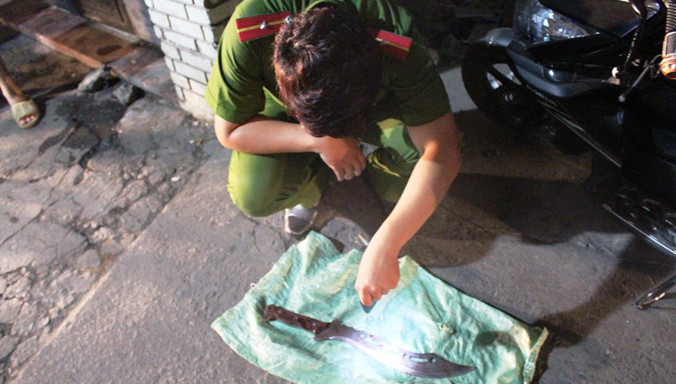 Công an thu giữ mã tấu tại hiện trường.