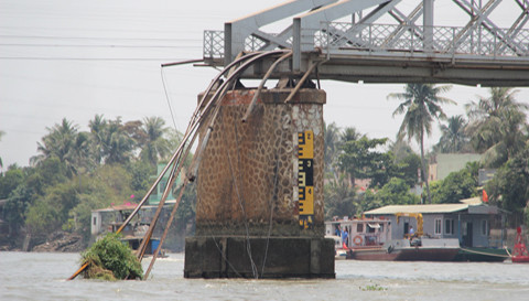 Cầu Ghềnh đổ sập.