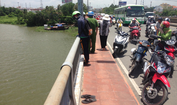 Đôi dép nạn nhân để lại trên cầu.