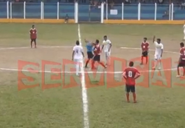 Bị thẻ đỏ, cầu thủ đấm trọng tài gục ngay trên sân