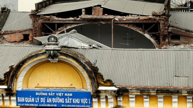 Toàn bộ tầng 2 tòa nhà 107 Trần Hưng Đạo bị sập đổ. Ảnh: Việt Dũng.