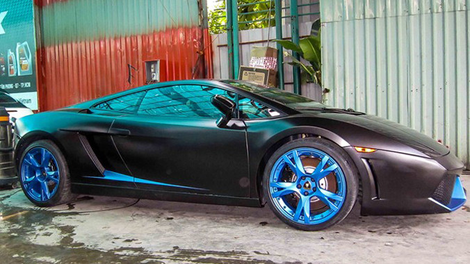 Hồi tháng 7, siêu xe Gallardo SE duy nhất tại Việt Nam được chủ xe dán decal màu đen mờ, cùng những đường kẻ trang trí màu cam, thay cho màu vàng nguyên gốc của xe. 