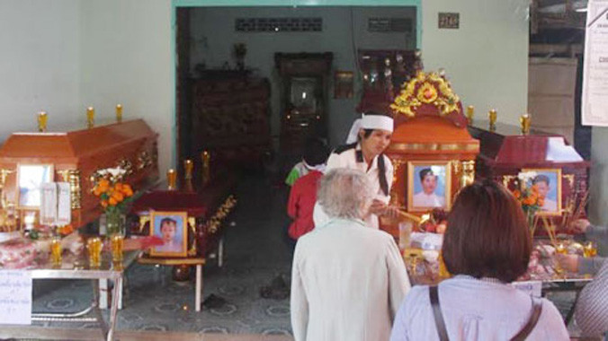 Gia đình tổ chức hậu sự cho những người xấu số.