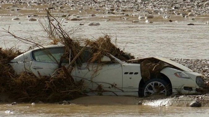 Hiện lý do chính xác vì sao chiếc xế sang Maserati Quattroforte này rơi vào tình trạng hư hỏng nặng và bị "bỏ rơi" bên bờ sông vẫn còn chưa được giải đáp.
