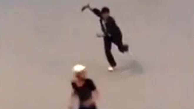 Phạm Xuân Sơn vung dao rượt đuổi, chống trả lực lượng chức năng và người dân tại Ngã Tư Sở chiều 10/4. Ảnh cắt từ clip.