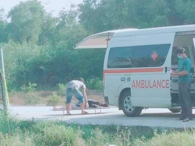 Đưa thi thể nạn nhân ra khỏi hiện trường