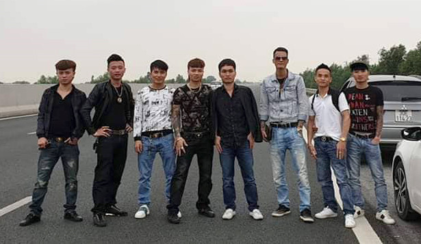 Khá "bảnh" cùng 7 người dàn ngang chụp hình trên cao tốc. Ảnh: Facebook Ngô Bá Khá