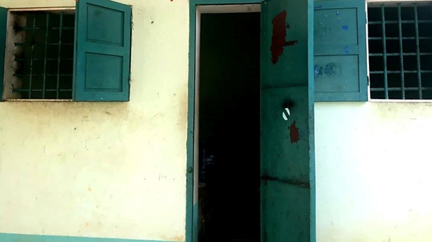 Nhà tạm giữ Công an huyện Đắk To, buồng tạm giam số 2, nơi 4 bị can đang cùng tạm giam đã dùng lưỡi cưa sắt, cắt khung sắt ô thông gió rồi bỏ trốn.