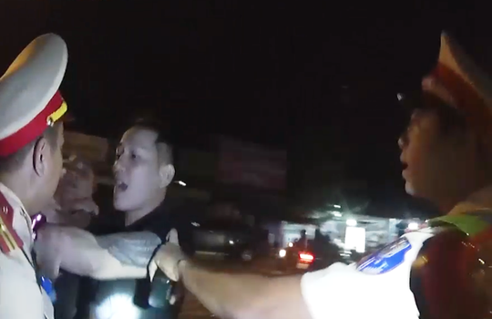 Đối tượng Lê Thành Trung lao vào tấn công lực lượng chức năng đang làm nhiệm vụ. Ảnh cắt từ clip