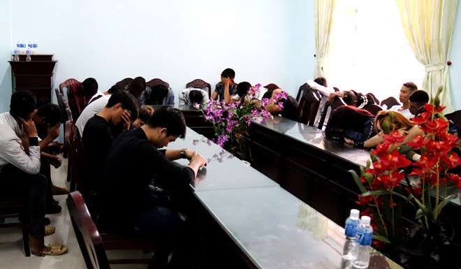 34 thanh niên sử dụng ma túy trong quán karaoke được đưa về trụ sở công an lấy lời khai