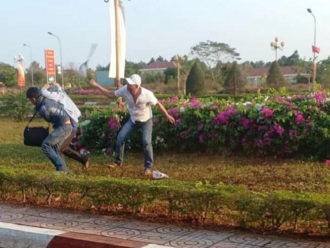 Công an mặc thường phục bị tấn công. Ảnh: MXH