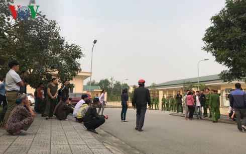 Người nhà tập trung tại khu vực bệnh viện yêu cầu cơ quan chức năng làm rõ nguyên nhân cái chết của anh Tuấn