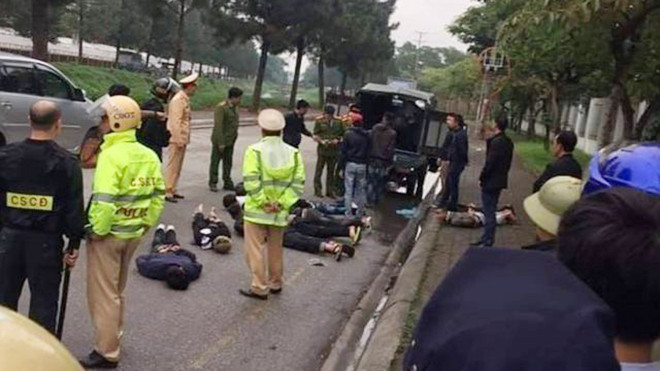 Lực lượng chức năng bắt giữ các đối tượng