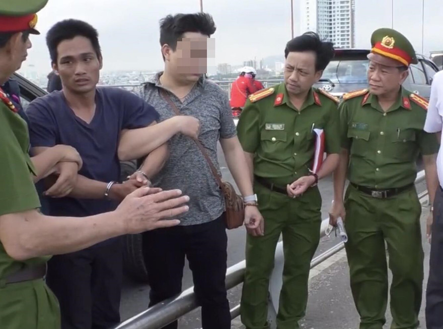 Công an đưa Hời đến thực nghiệm hiện trường