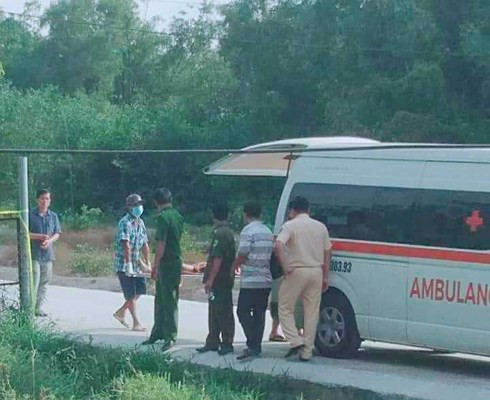 Thi thể nạn nhân vụ án mạng nghiêm trọng được đưa ra khỏi hiện trường