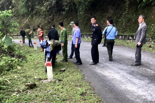  Lực lượng chức năng rà soát khu vực hiện trường gây án ở đèo Kéo Mác