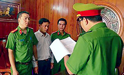 Ông Đỗ Hồng Hải nghe đọc lệnh bắt, hồi năm 2017